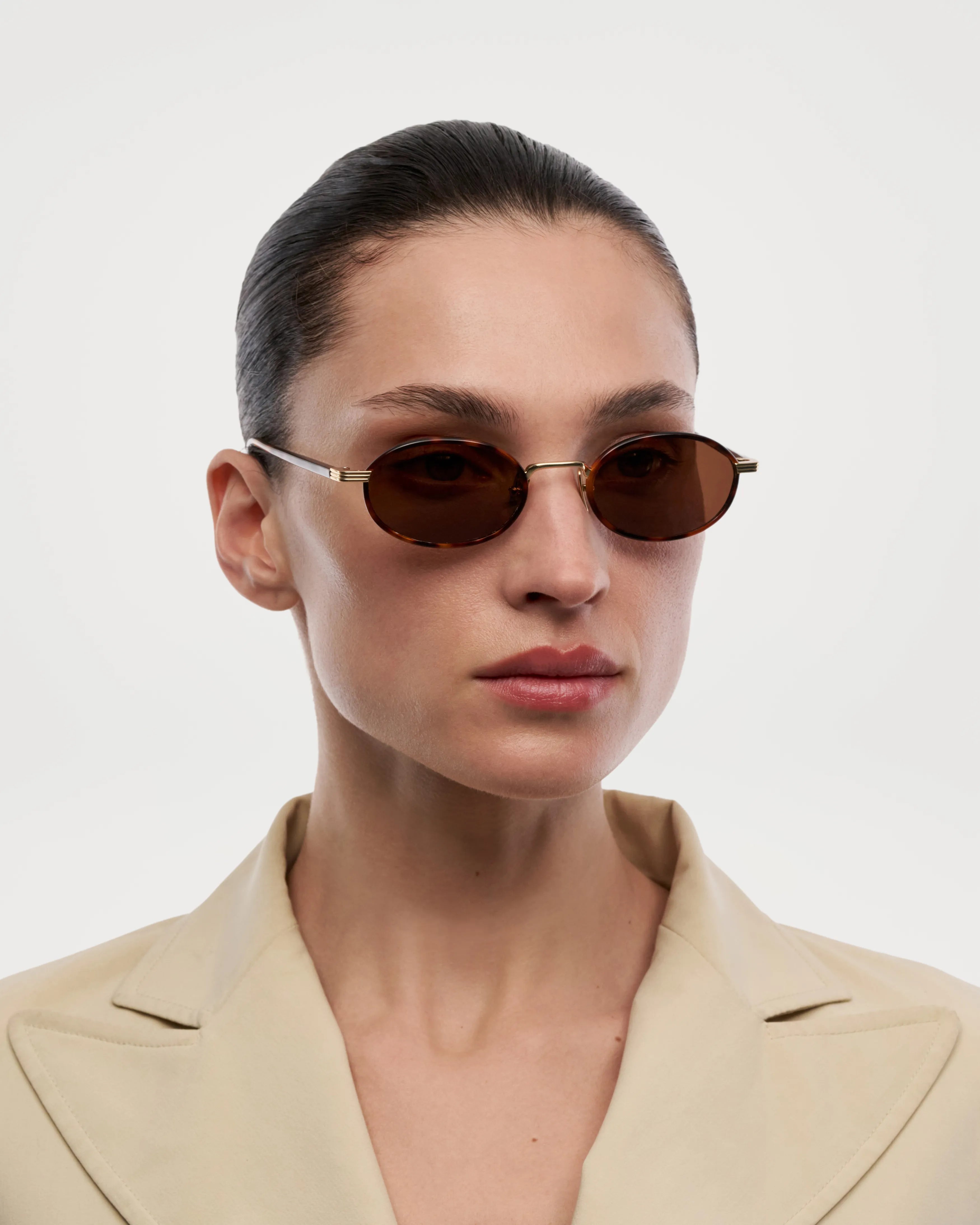 Lea Royal Tortoise Sunglasses worn by a model, featuring brown lenses and stylish metal details.
