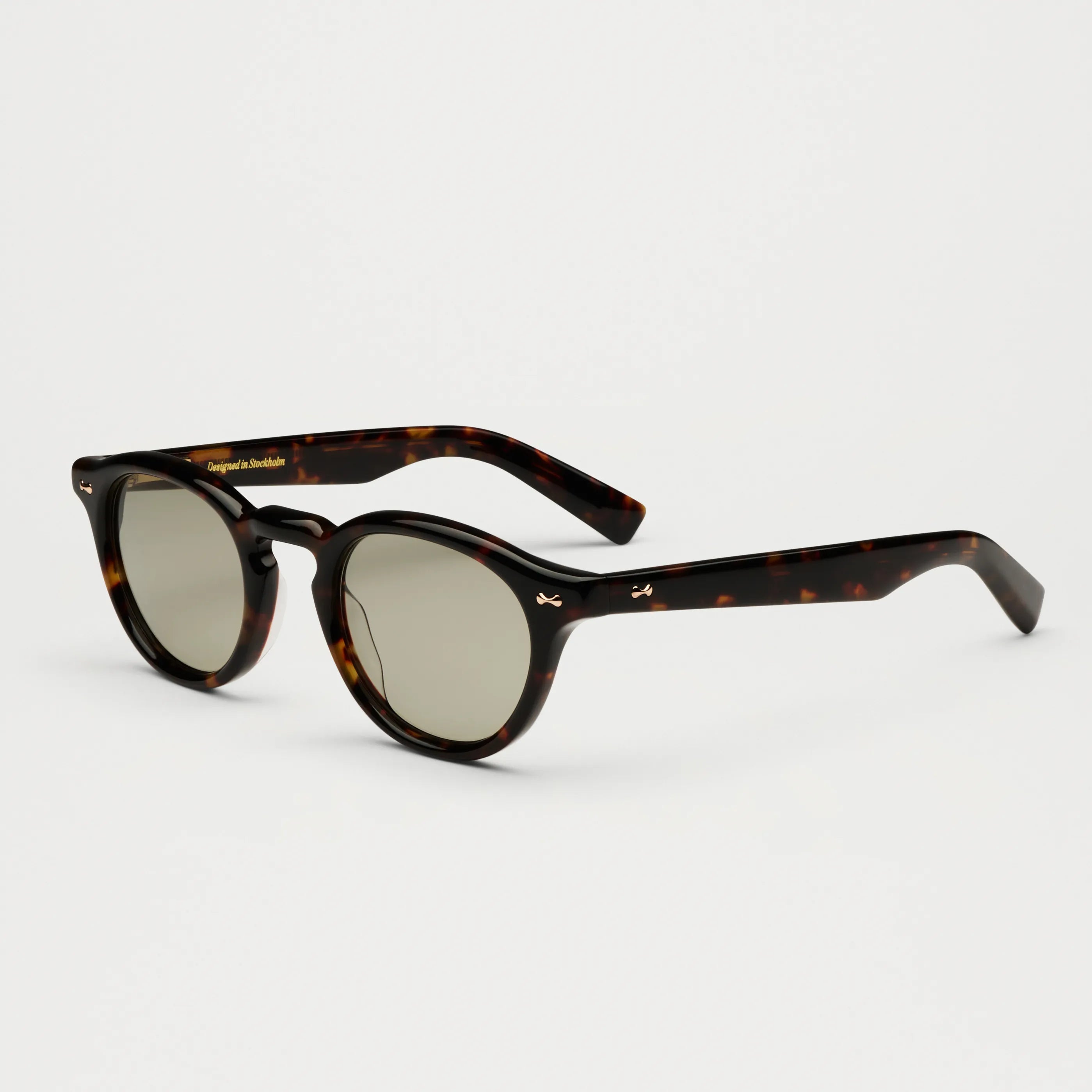 Scope Tortoise Sunglasses with anti-scratch lenses and adjustable Acetate material.