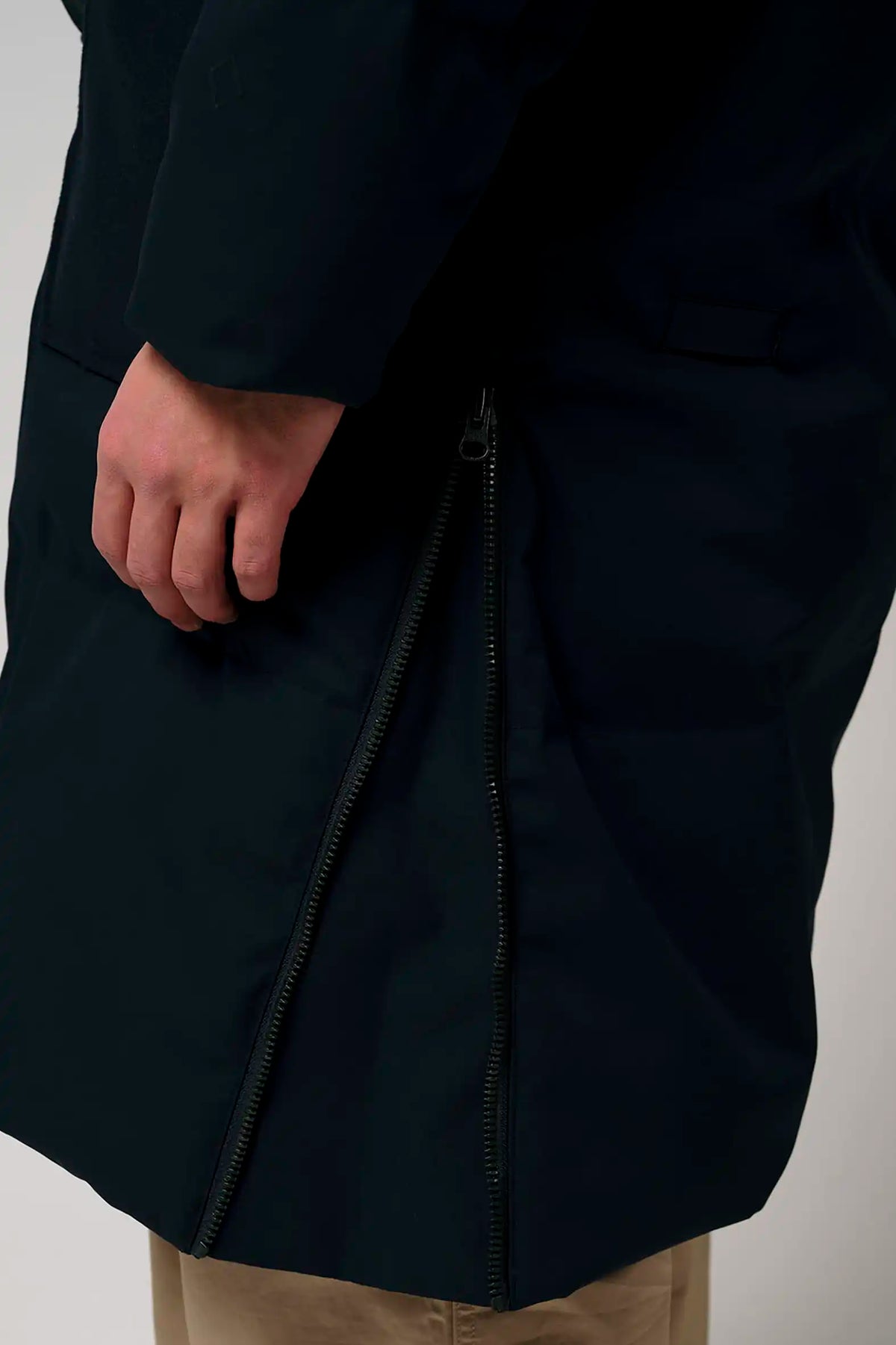 Detail view of the Barack Sky Captain Blue Parka showcasing its durable two-way zipper.