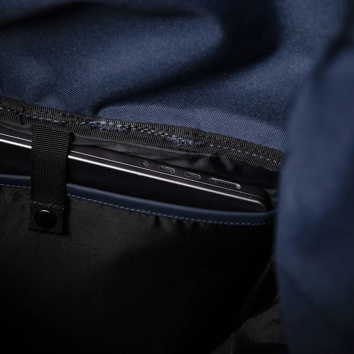Stream Slim Rolltop L Navy Backpack interior showing laptop compartment with zipper.