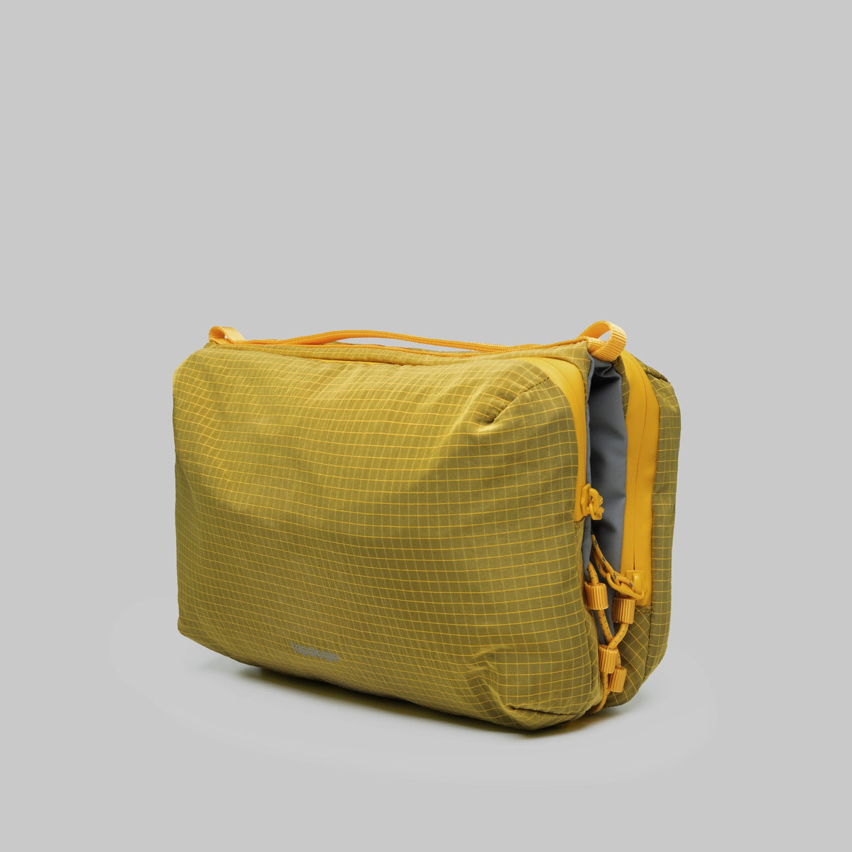 Bottle Sacoche Large Mustard Vintage Ripstop Bag showcasing water repellent features and zipped compartments.