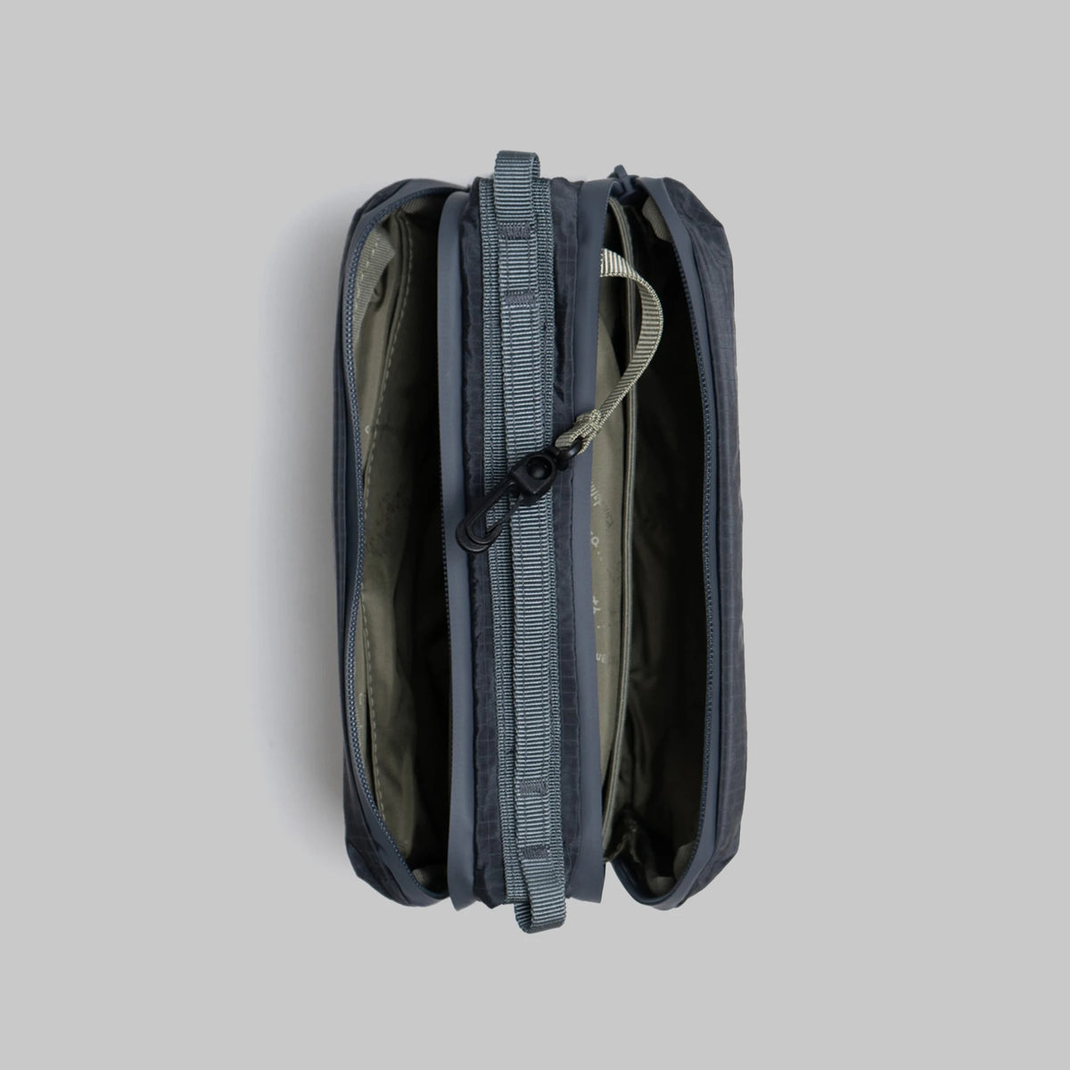 Bottle Sacoche Medium Burnt Ash Vintage Ripstop Bag showing internal zippered compartments and organizers.