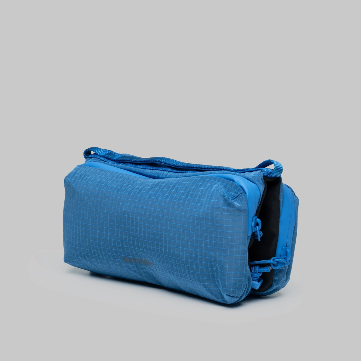 Bottle Sacoche Medium Sonic Vintage Ripstop Bag in blue, showcasing water-repellent fabric and multiple compartments.