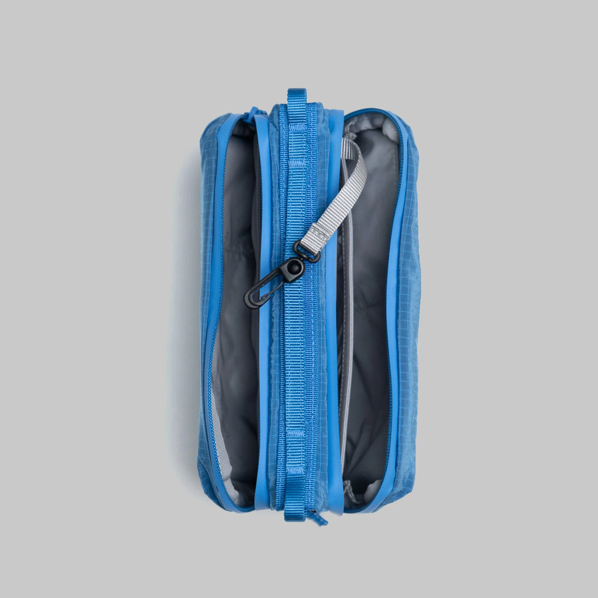 Bottle Sacoche Medium Sonic Vintage Ripstop Bag showing two main zipped compartments in blue.