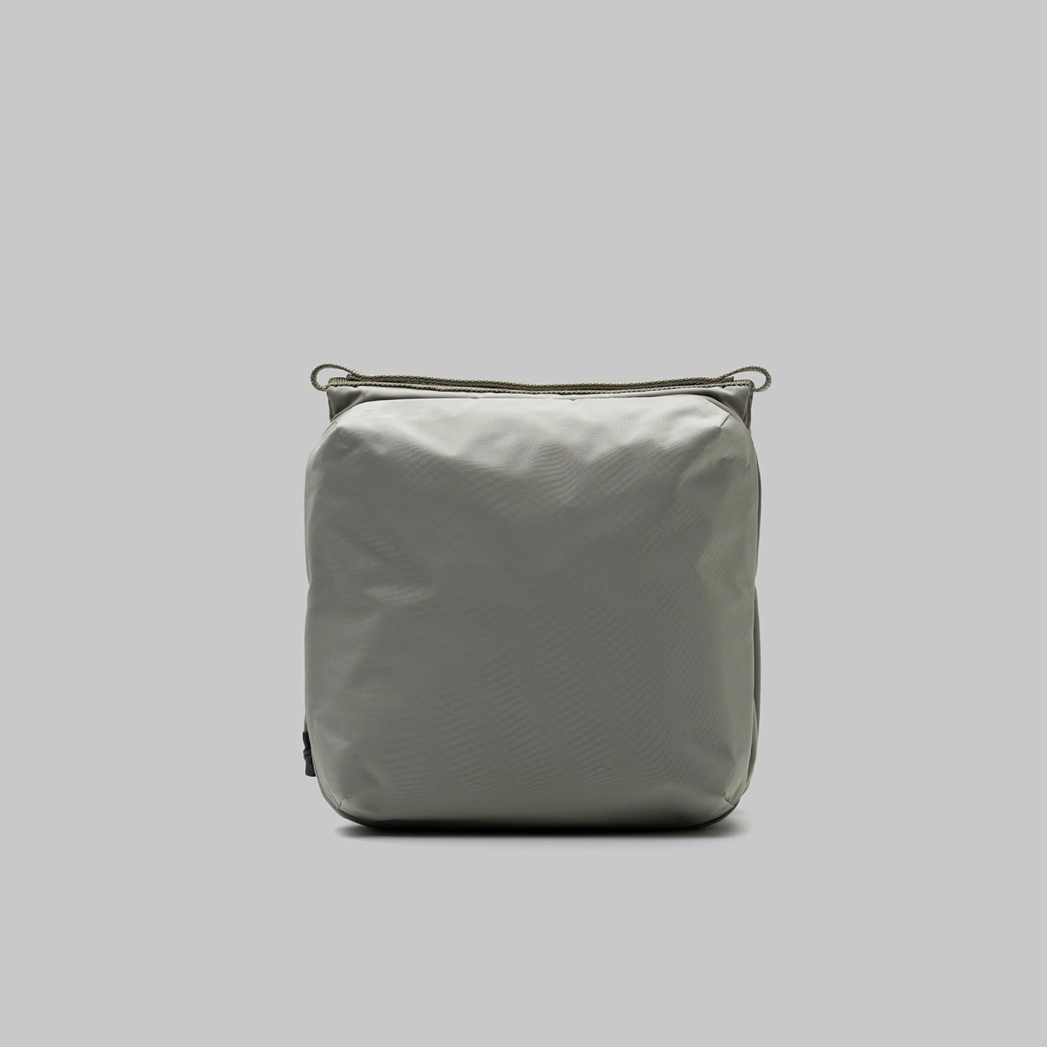 Cassette Sacoche Medium Moss Tech Sateen Bag in grey, stylish and functional design with durable material.