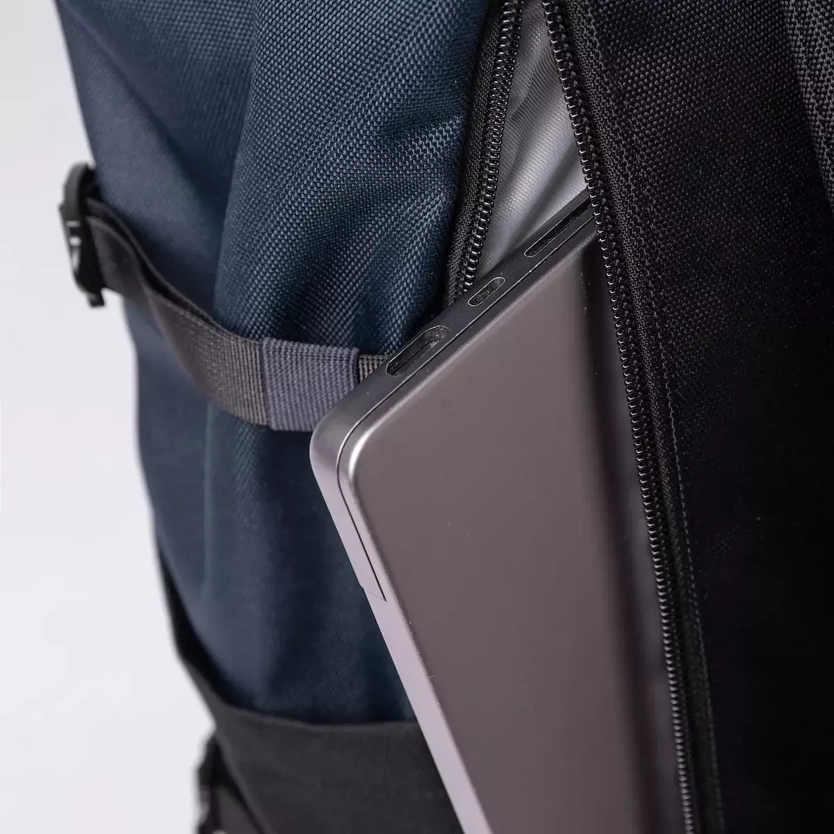 Sandqvist Bernt Multi Black Navy_2