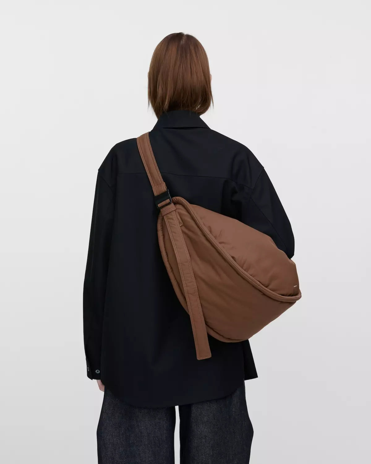 Sandqvist Curve Crossbody Round L Dark Taupe_11