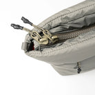 Close-up view of the zipper detail on the Besace Moss Silky Peach Bag, showcasing its secure closure features.