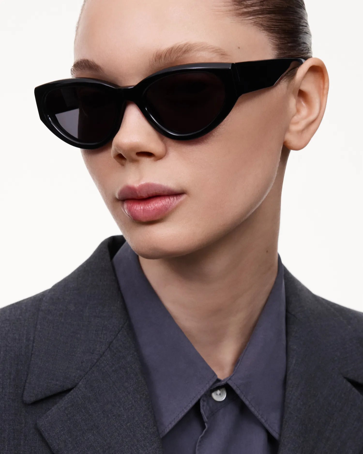 06 Core Black Sunglasses worn by a model, featuring a stylish frame and dark lenses for eyewear fashion.