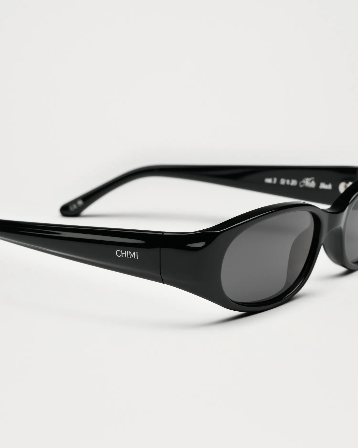 Note Black Sunglasses featuring black frames and anti-scratch lenses, designed for small to medium heads.