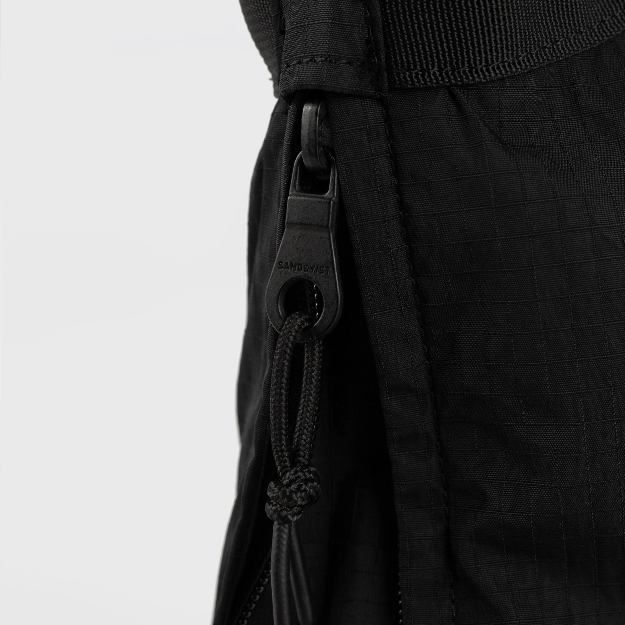 Grid Tote Bag Black Shoulder Bag zipper detail showcasing durable YKK zipper and adjustable strap feature.