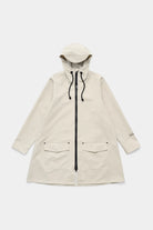 Mosebacke Patch Pelican Raincoat in light beige with adjustable hood and patch pockets.