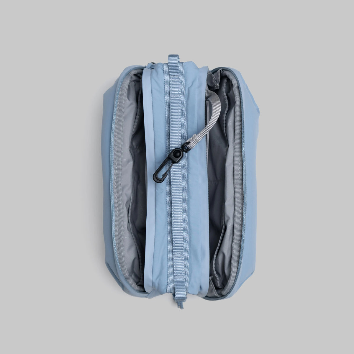 Bottle Sacoche Medium Chambray Silky Peach Bag featuring a water repellent fabric and main zipped compartment.