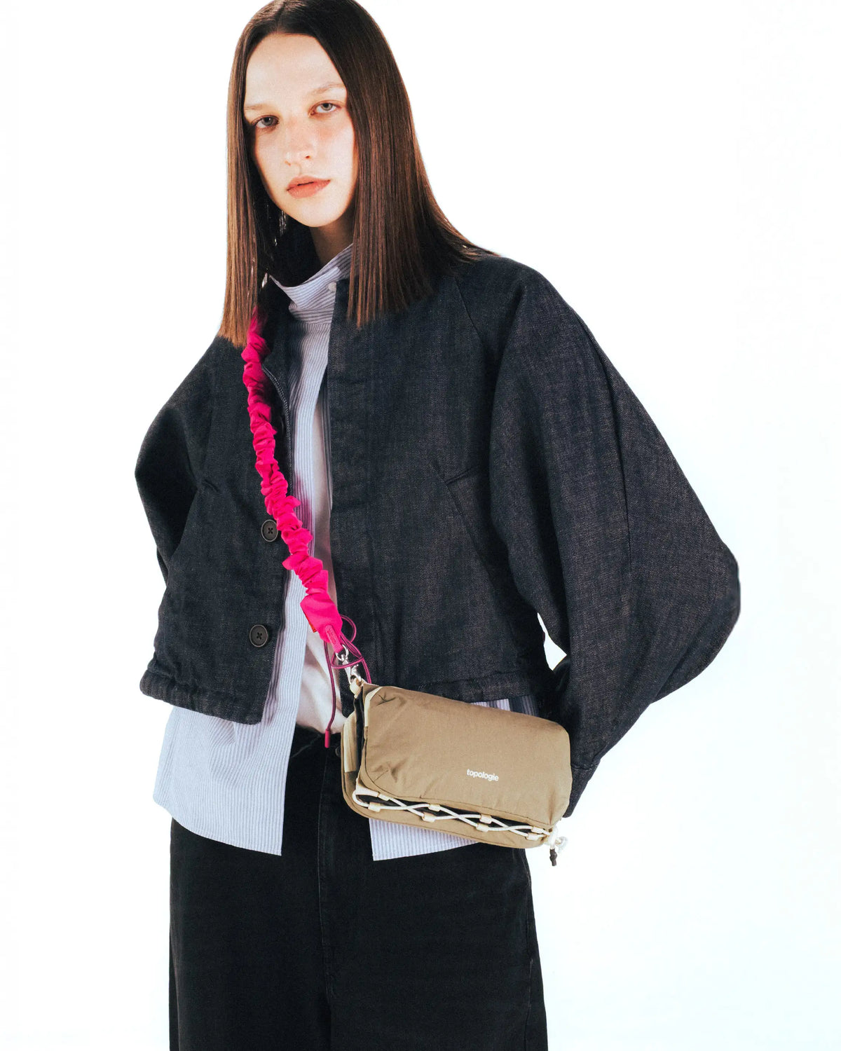 Bungee Strap Burn Ash Vintage Ripstop showcased on a model wearing a denim jacket with a stylish bag.