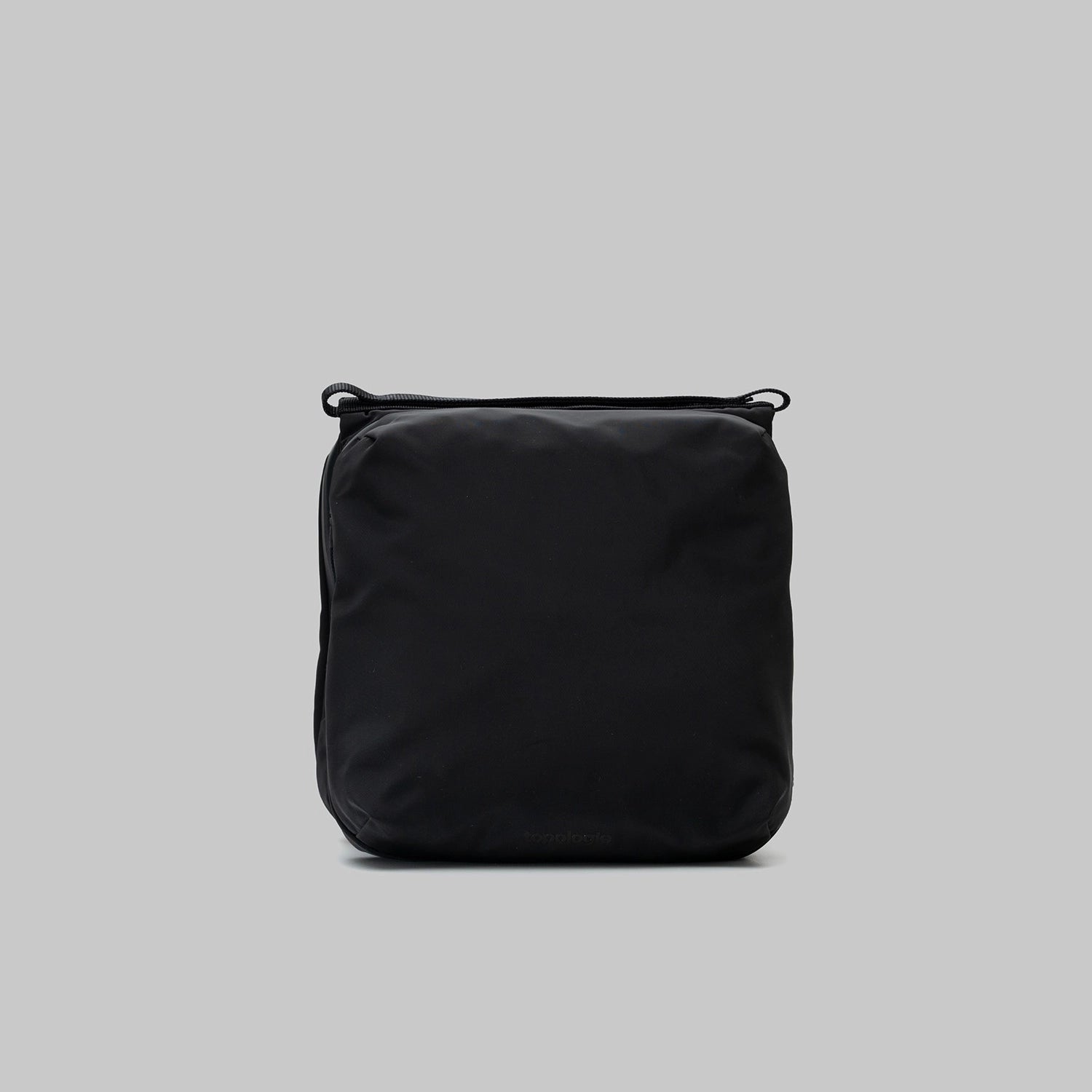 Cassette Sacoche Medium Black Tech Sateen Bag front view, water-resistant fabric, versatile carrying options.