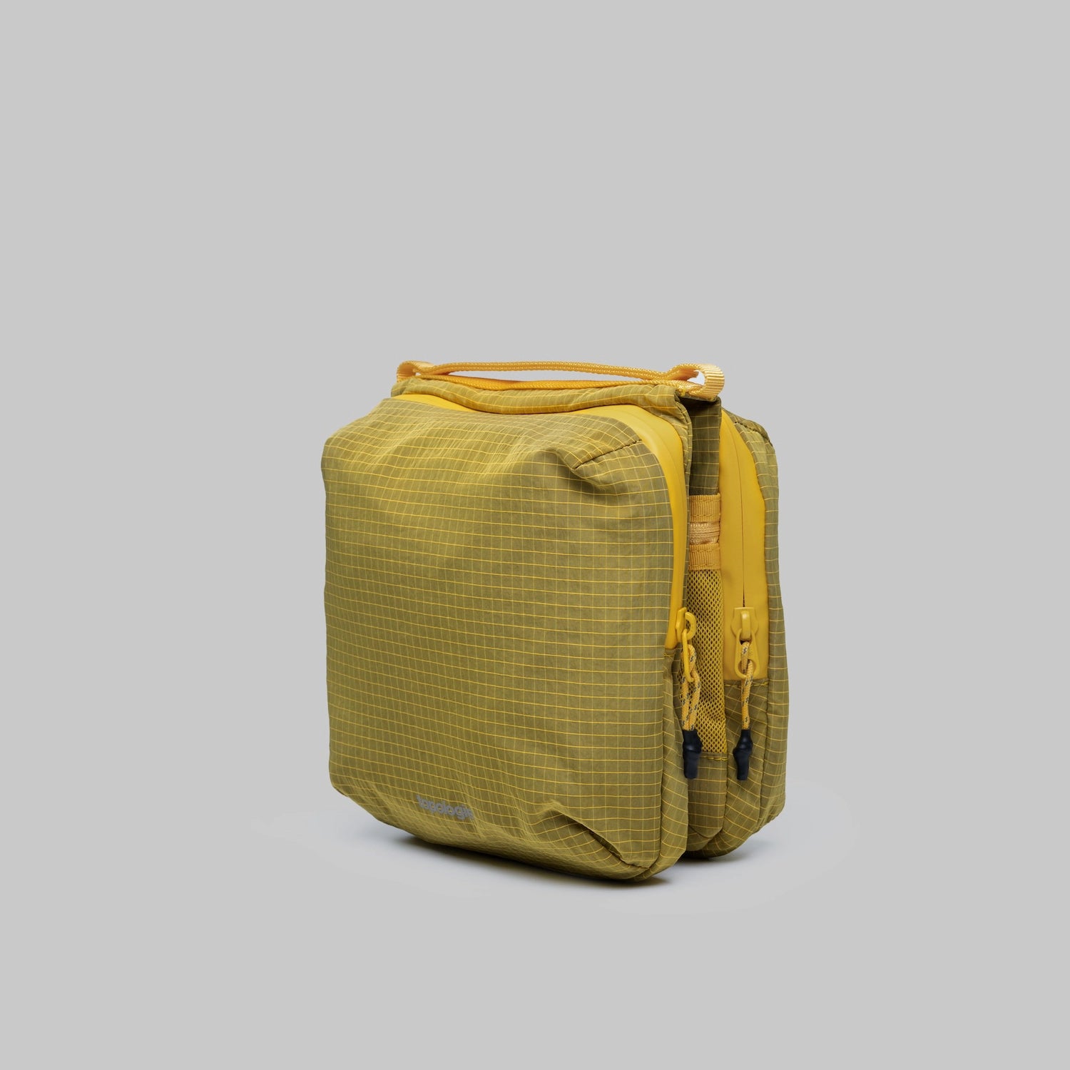 Cassette Sacoche Medium Mustard Vintage Ripstop Bag in water-repellent recycled nylon fabric with zipper compartments.