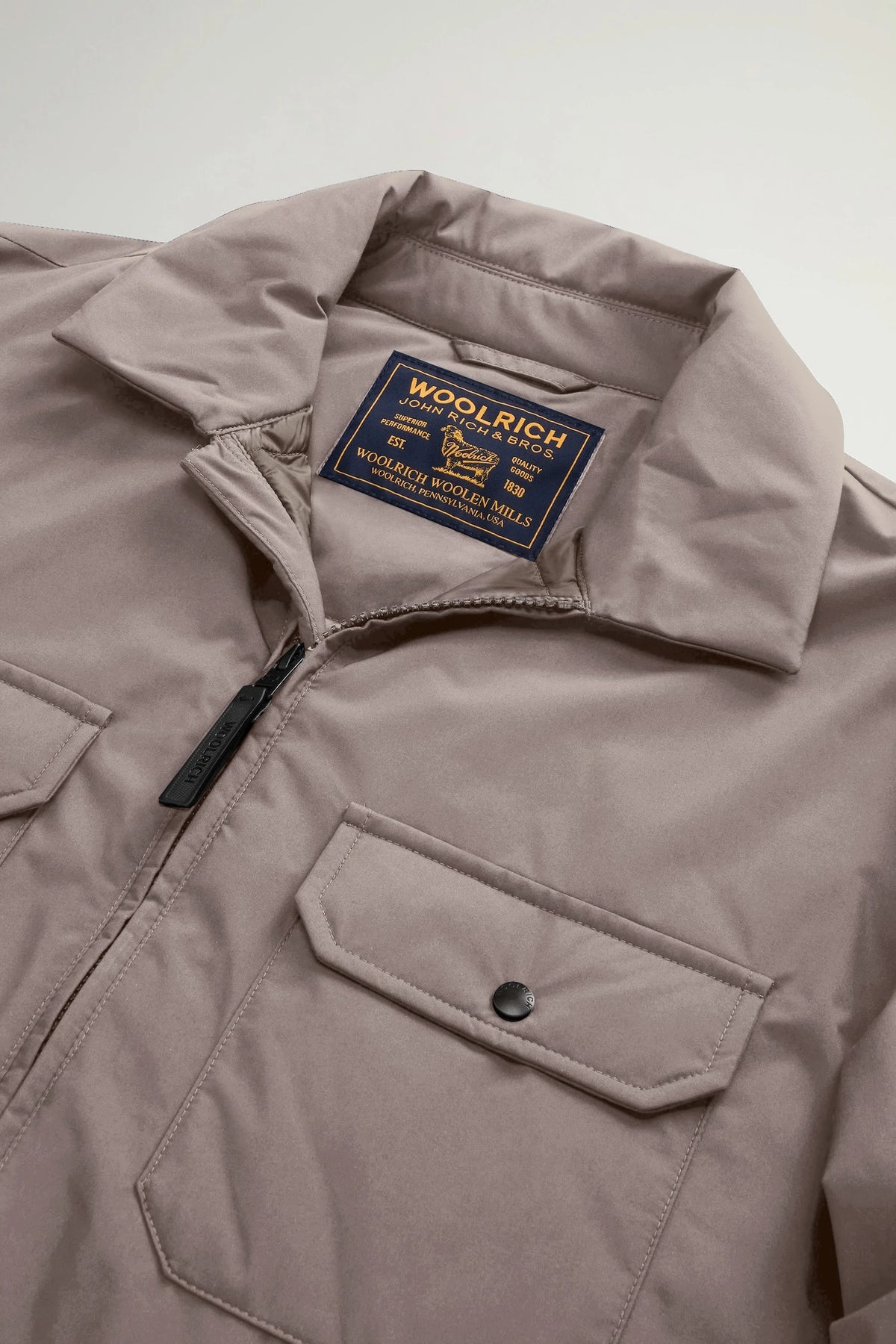 Cloud Overshirt Falcon by Woolrich with a stylish collar and front pockets, perfect for transitional weather.