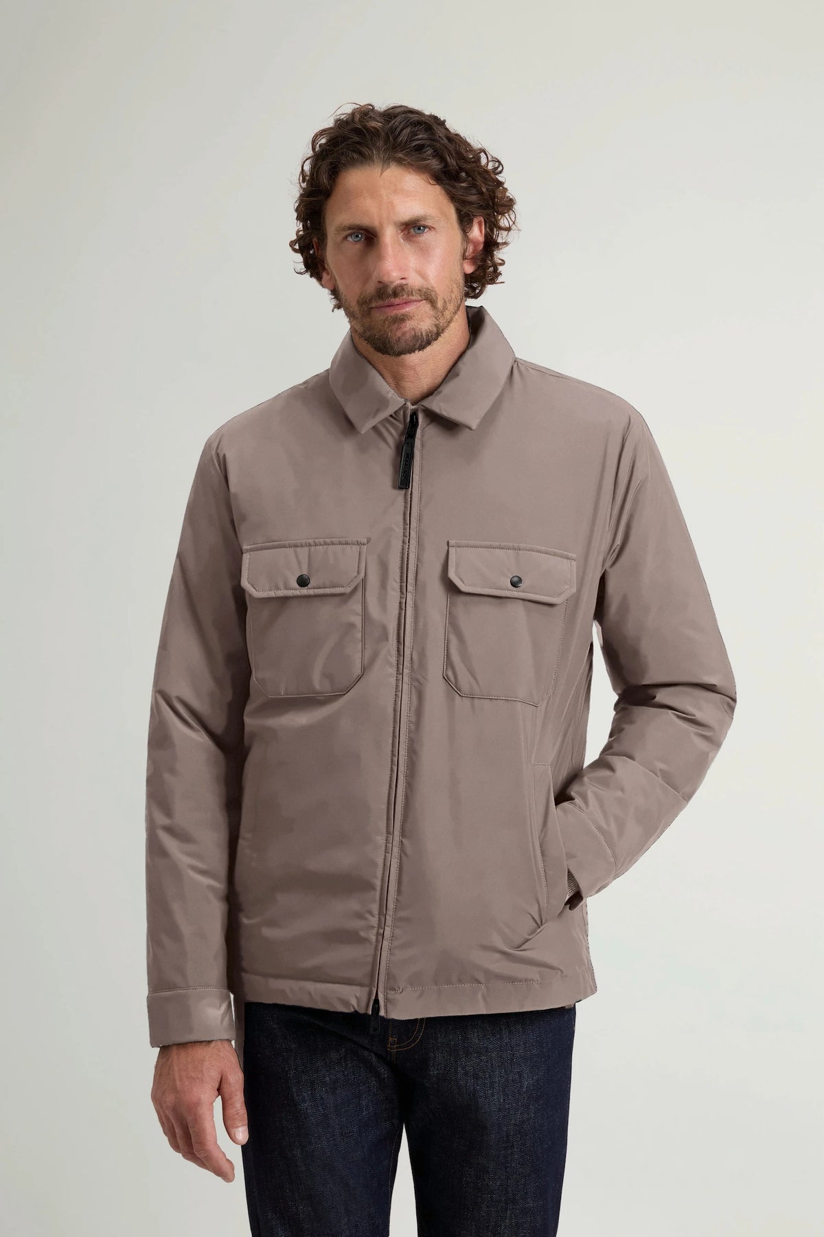 Woolrich Cloud Overshirt Falcon in beige, featuring a two-way zipper and chest pockets.