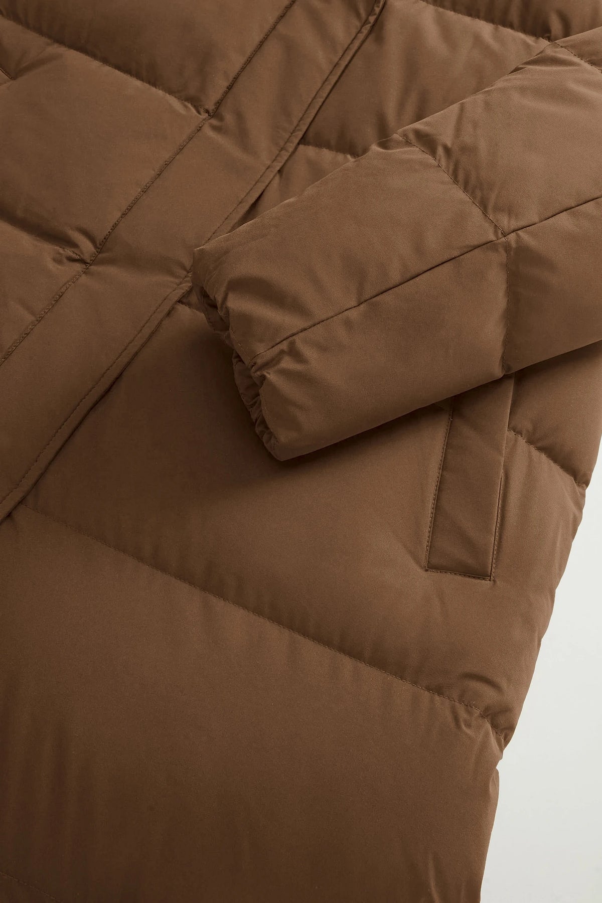 Madison Long Coat Dark Earth Coat by Woolrich, showcasing premium down filling and stylish design details.