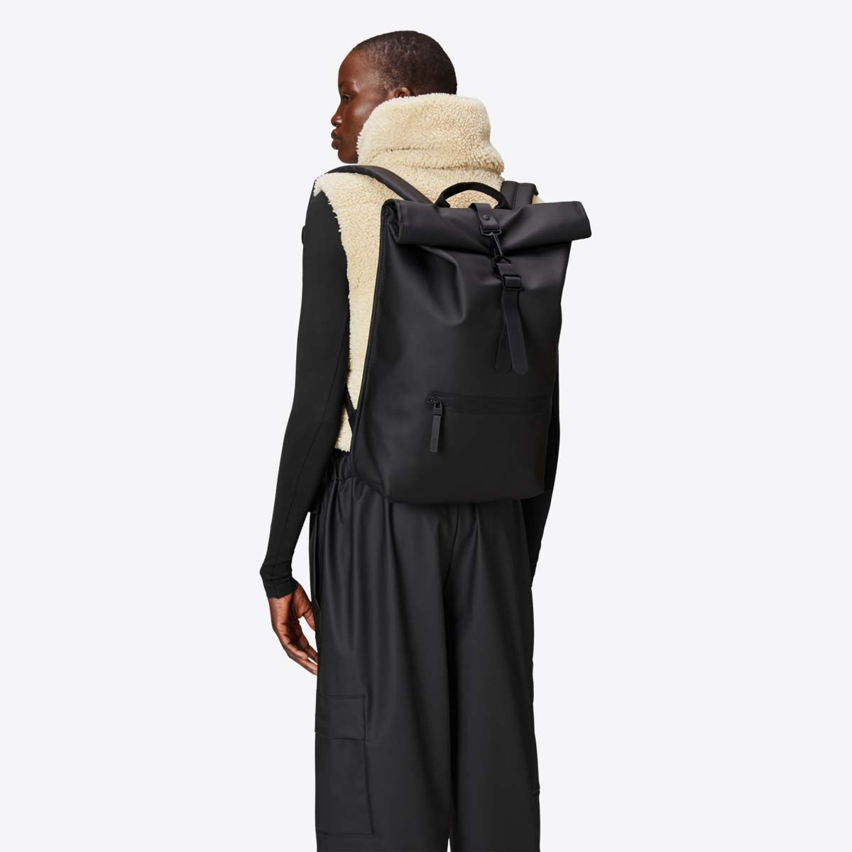 Rains Rolltop Rucksack Black_3