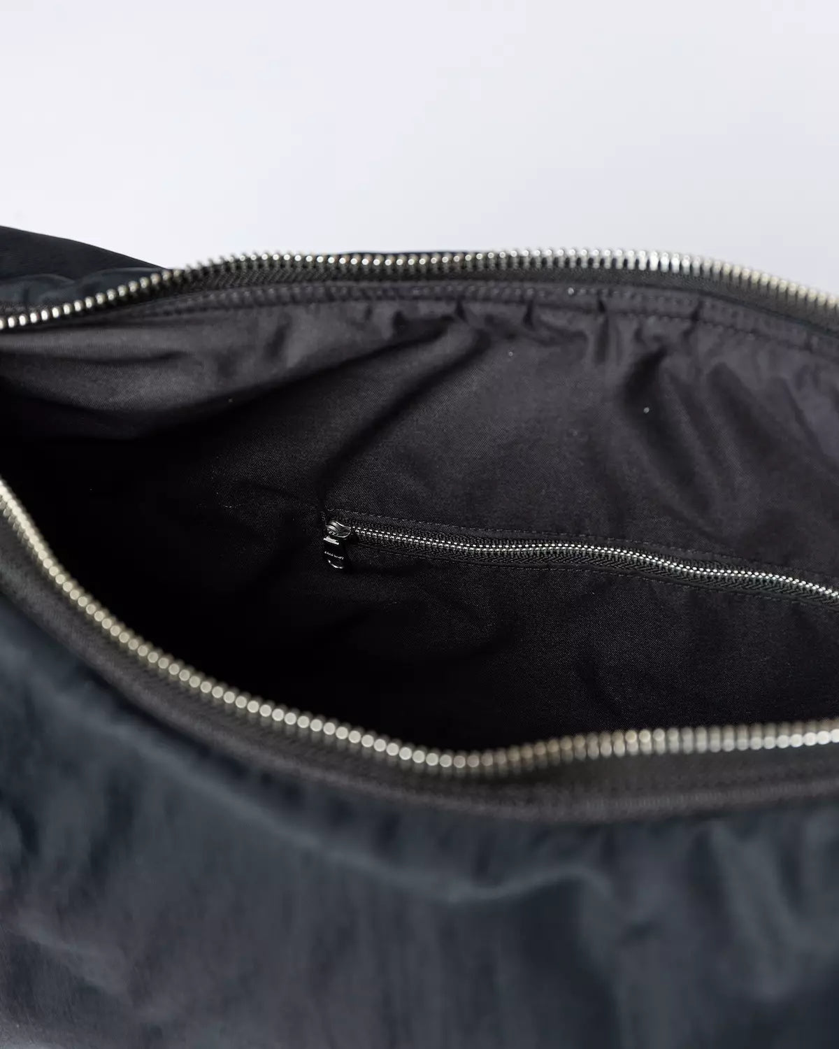 Sandqvist Curve Crossbody Round L Black_03