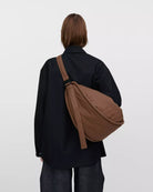 Sandqvist Curve Crossbody Round L Dark Taupe_11