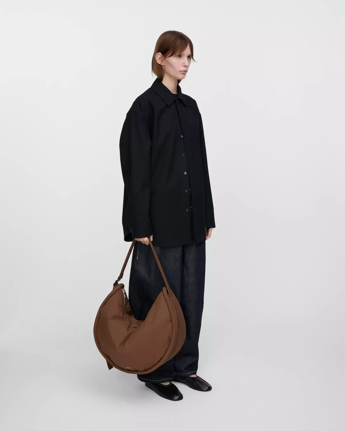 Sandqvist Curve Crossbody Round L Dark Taupe_13