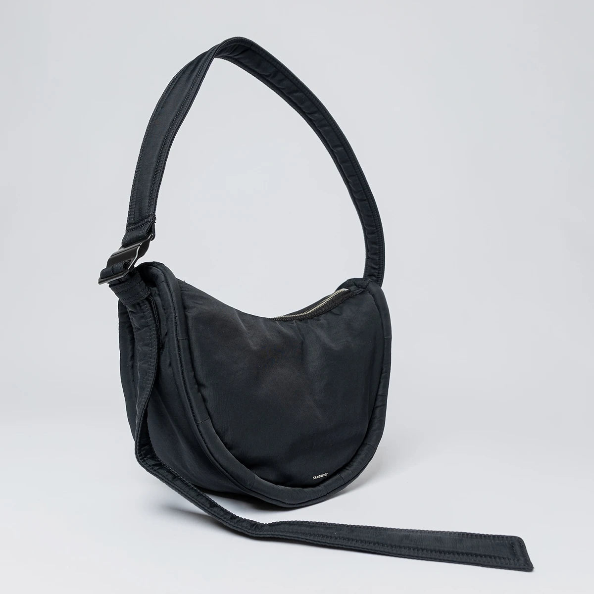 Sandqvist Curve Crossbody Round S Black_333