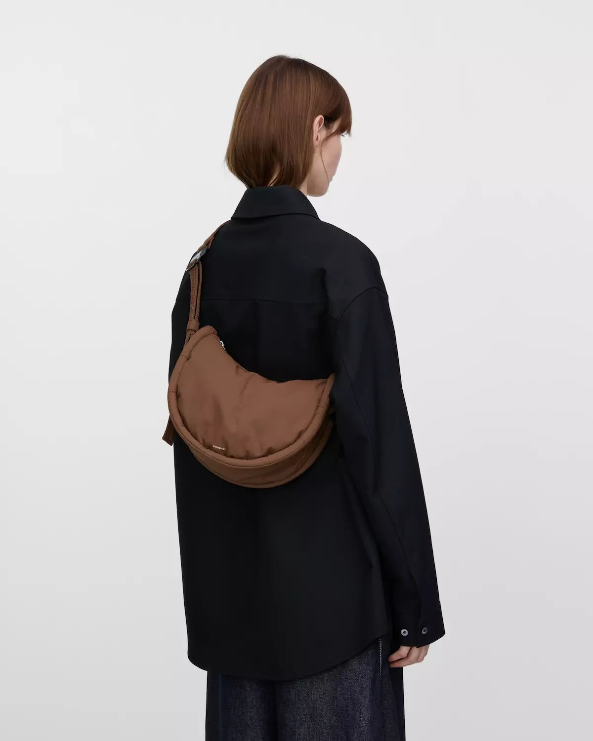 Sandqvist Curve Crossbody Round S Dark Taupe_12