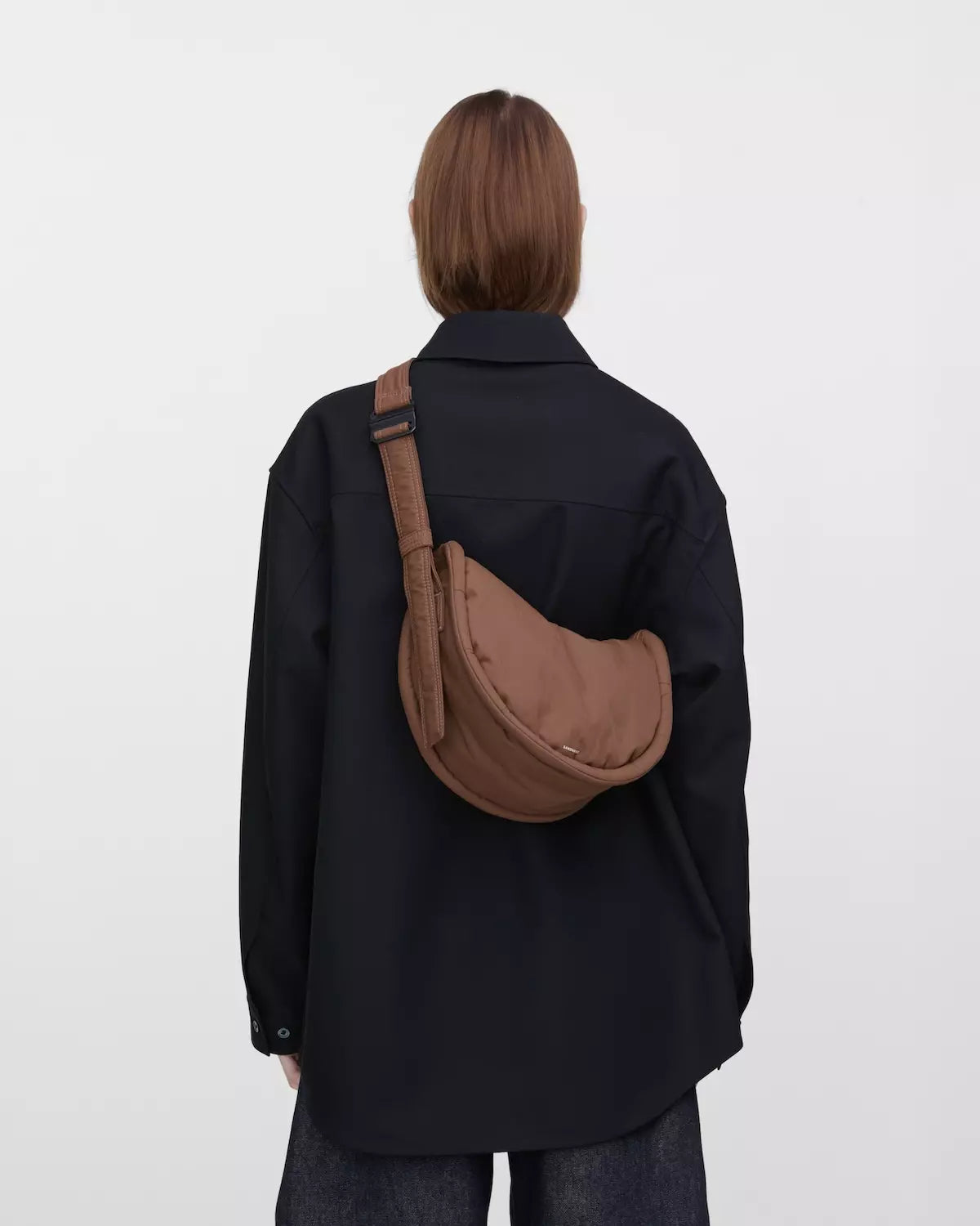 Sandqvist Curve Crossbody Round S Dark Taupe_13