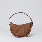 Sandqvist Curve Crossbody Round S Dark Taupe_2