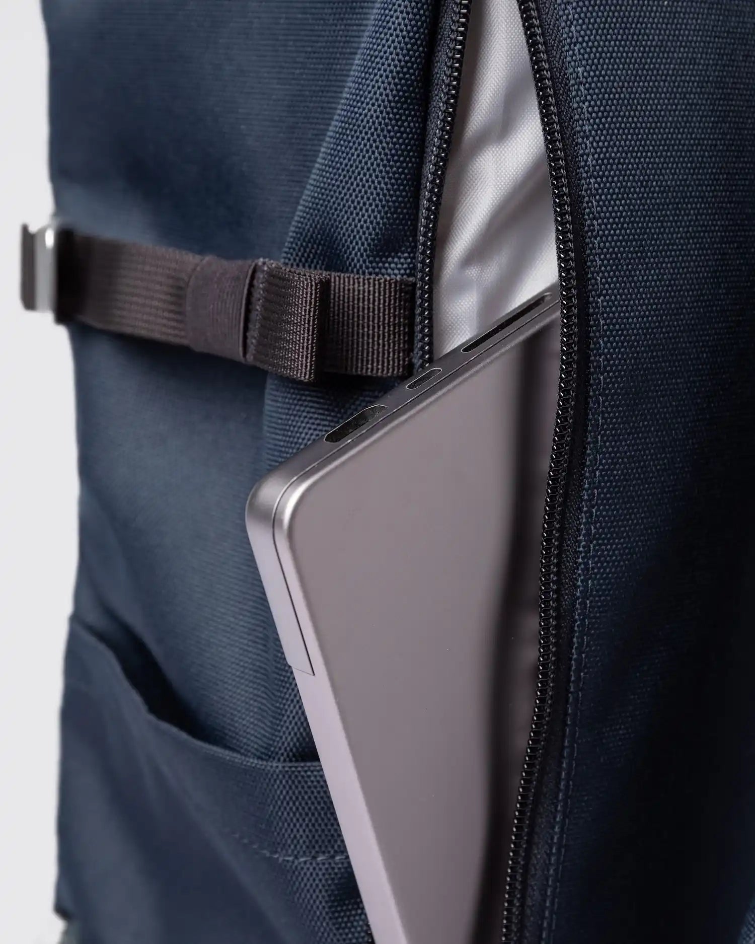 Sandqvist Icon Rolltop Backpack L Navy_4