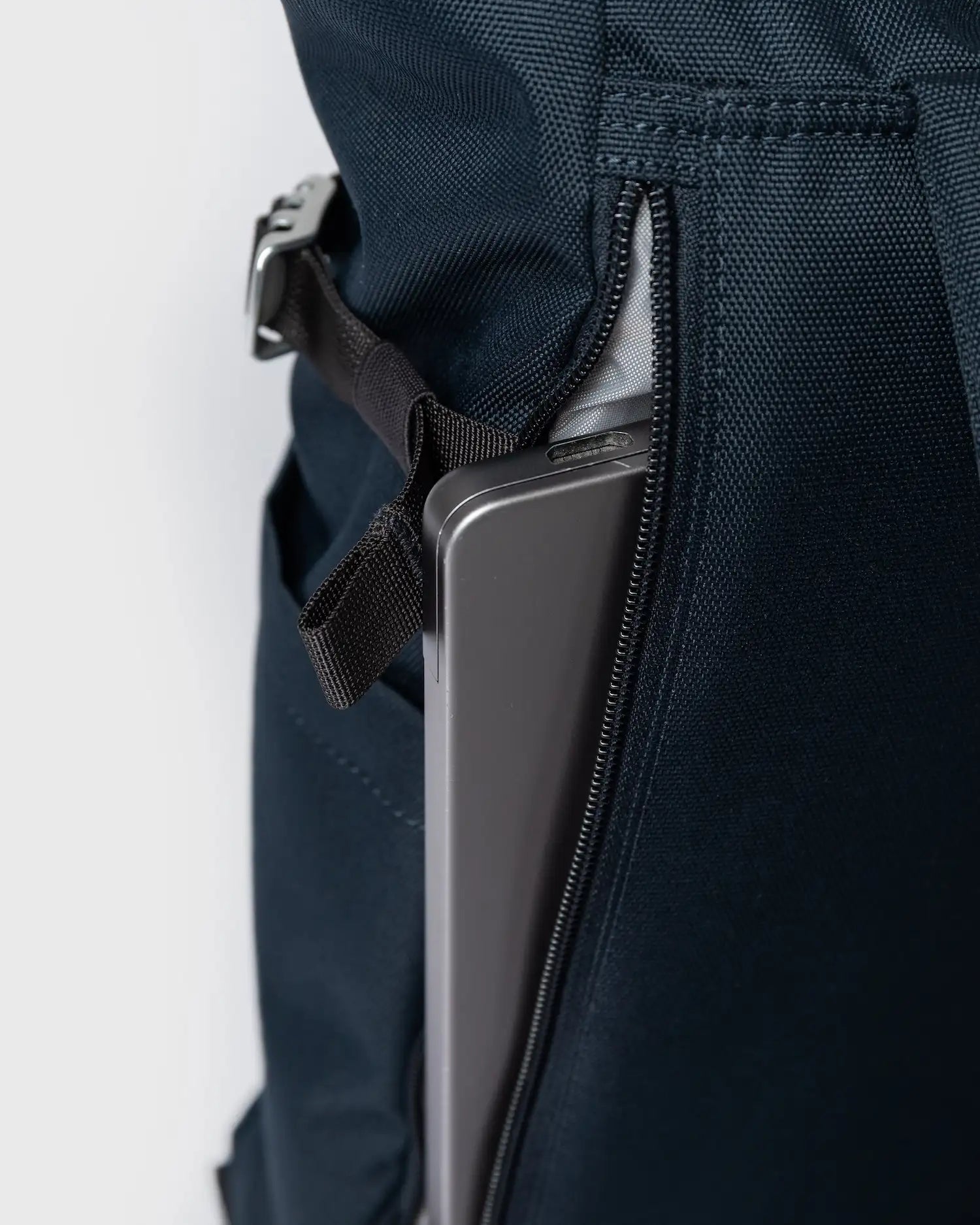 Sandqvist Icon Rolltop Backpack M Navy_7