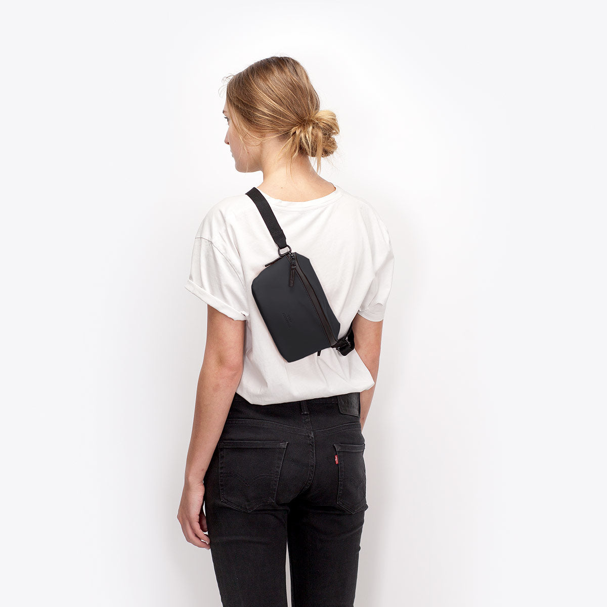 UA_Jona-Bag_Lotus-Series_Black_06